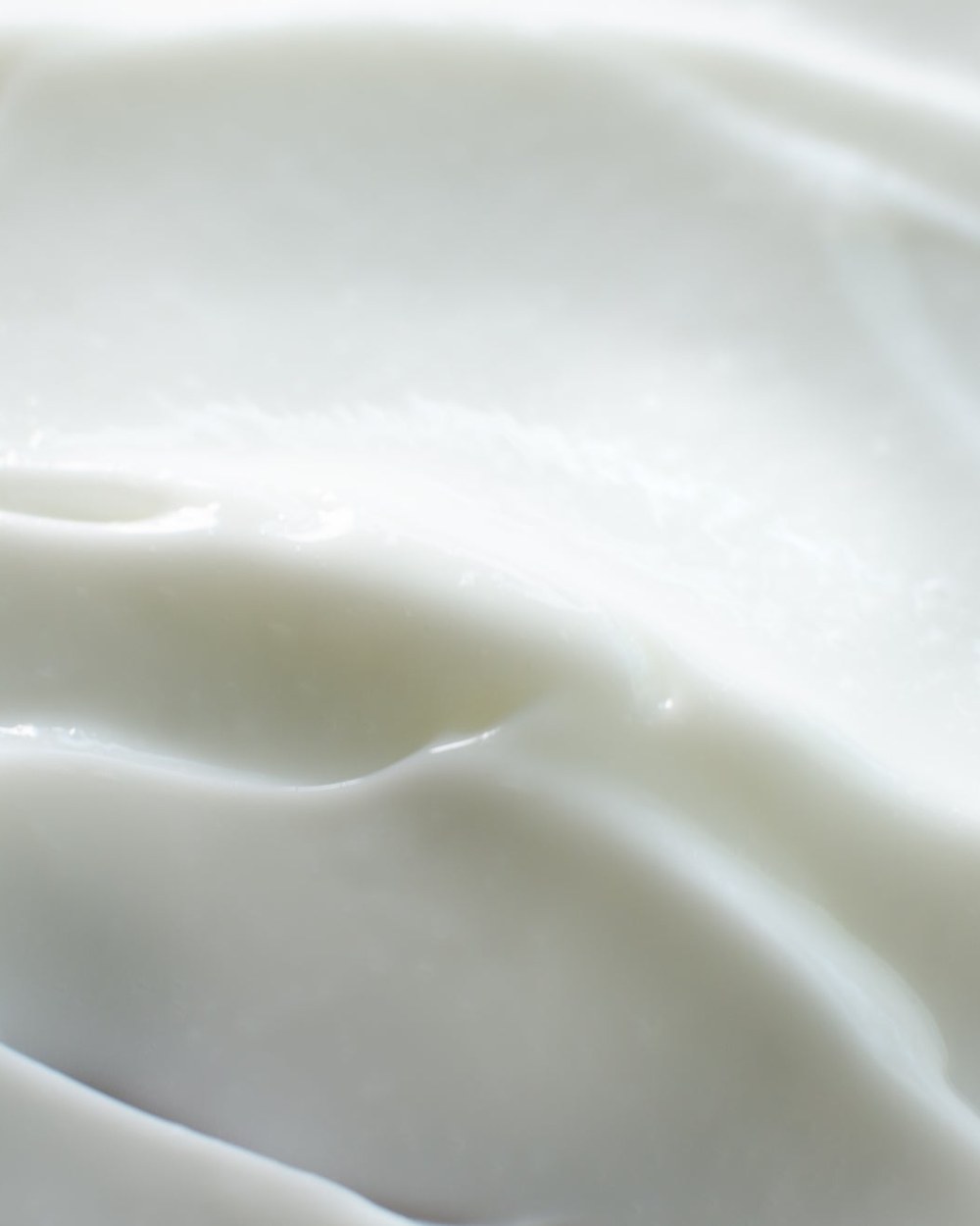 Close-up of white Lugio body crème texture